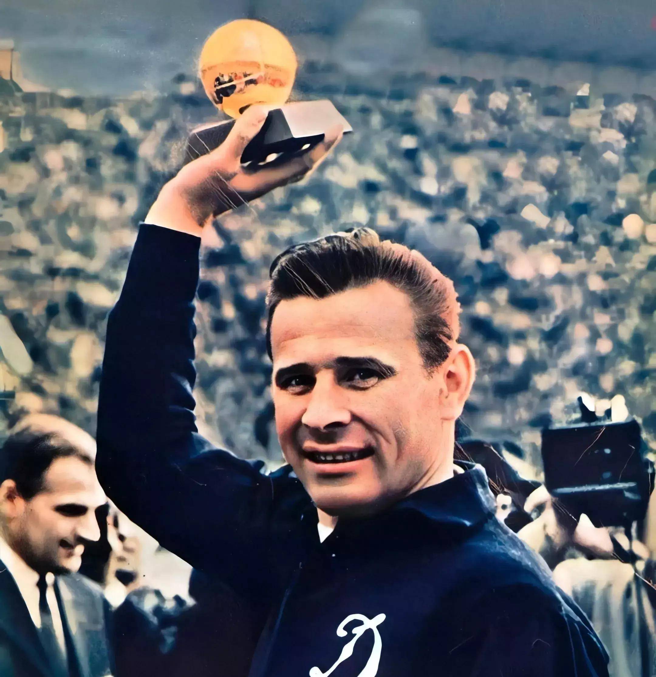 足球巨星齐聚，携手赛场争夺荣誉