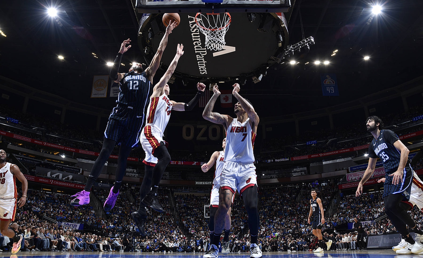 拼杀场面震撼，球风硬朗，赛事看点多