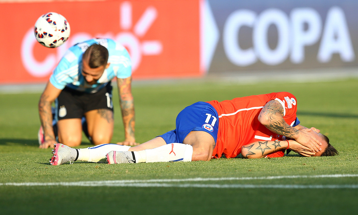 包含荷兰队球员在训练中受伤，恢复进展顺利的词条