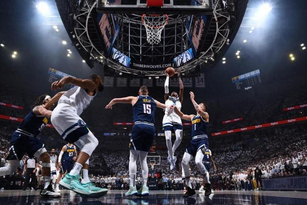  莱万多夫斯基遭遇二十连败，掘金教练面临压力！