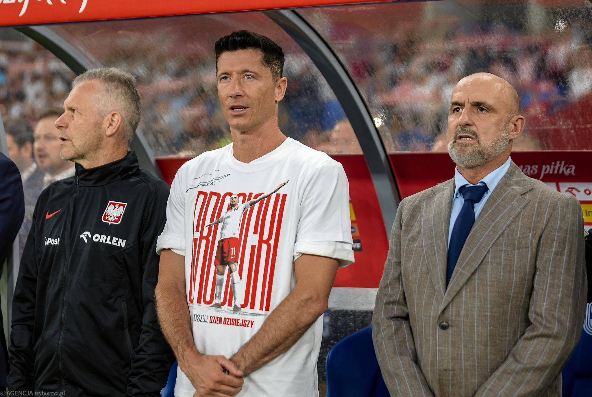  C罗巅峰对决，莱万多夫斯基与40激战曼联分钟，问鼎冠军胜负难料！